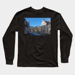 View of Castleton looking towards Mam Tor, Derbyshire,UK Long Sleeve T-Shirt